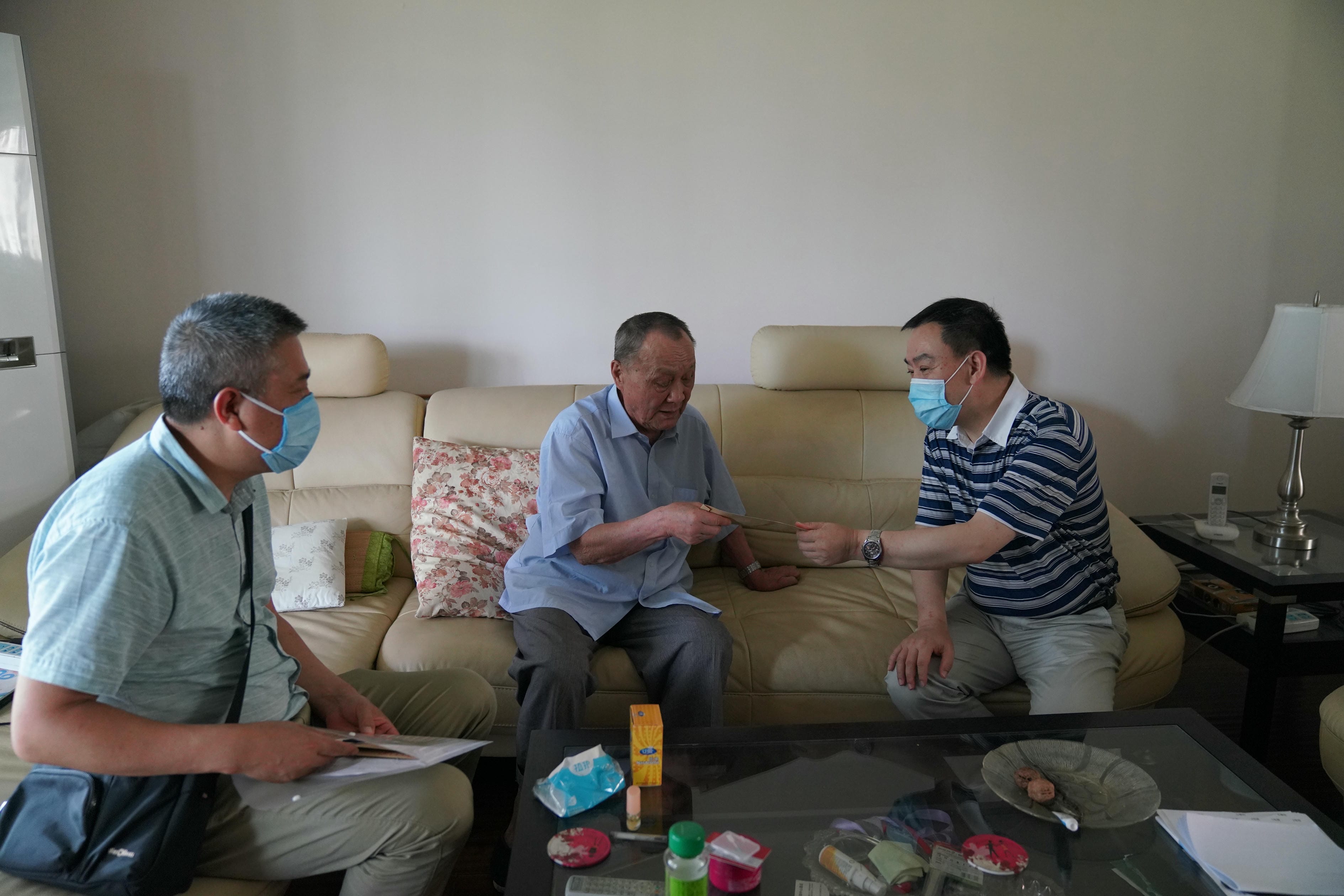 技工学校“七一”前夕走访慰问老党员和难题党员_红色堡垒_党建群团_凯时凯时首页有限责任公司