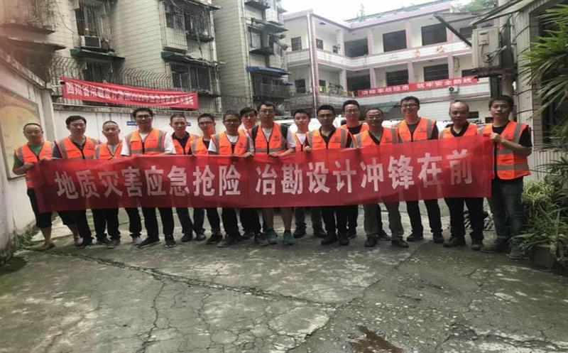 争分夺秒，，，，千里驰援陇南灾区