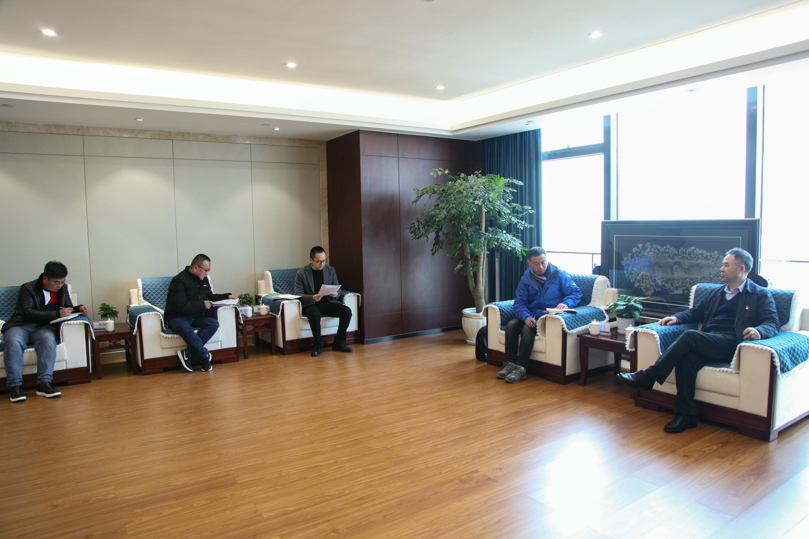 局党委召开脱贫攻坚座谈会_社会责任_企业文化_凯时凯时首页有限责任公司