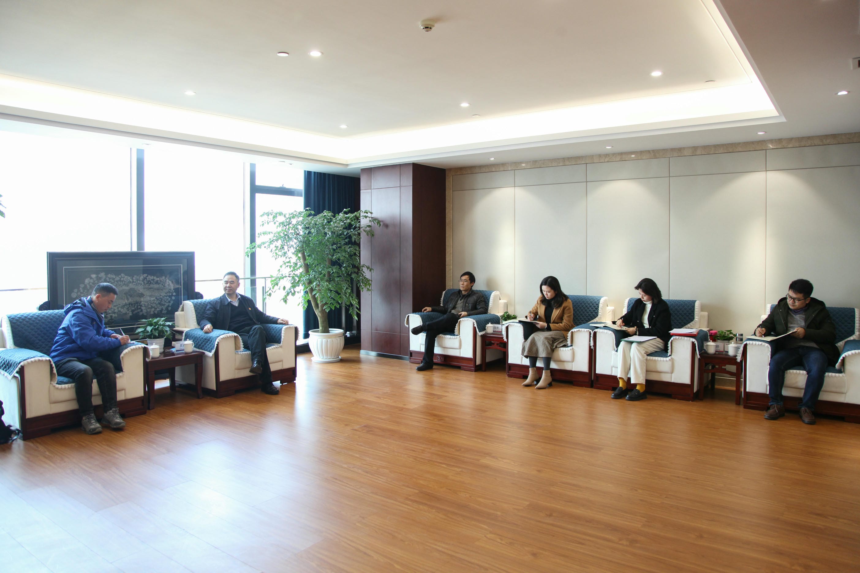 局党委召开脱贫攻坚座谈会_社会责任_企业文化_凯时凯时首页有限责任公司