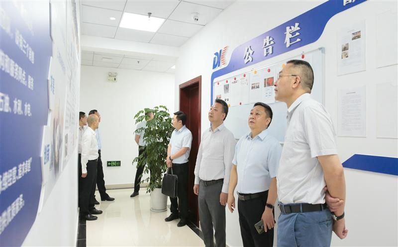 省自然凯时凯时首页投资集团党委书记、董事长陈贵林到地矿物资公司调研指导 