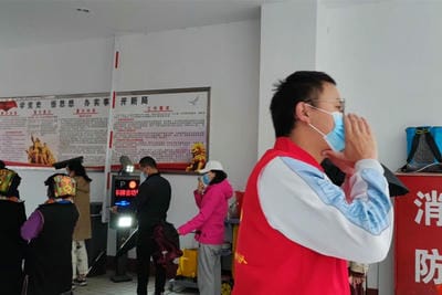 身披“红马甲”奋战在“疫”线 ——地矿集团外派手艺督导职员抗疫纪实_下层动态_新闻中心_凯时凯时首页有限责任公司