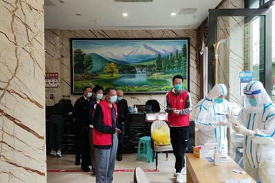 身披“红马甲”奋战在“疫”线 ——地矿集团外派手艺督导职员抗疫纪实_下层动态_新闻中心_凯时凯时首页有限责任公司