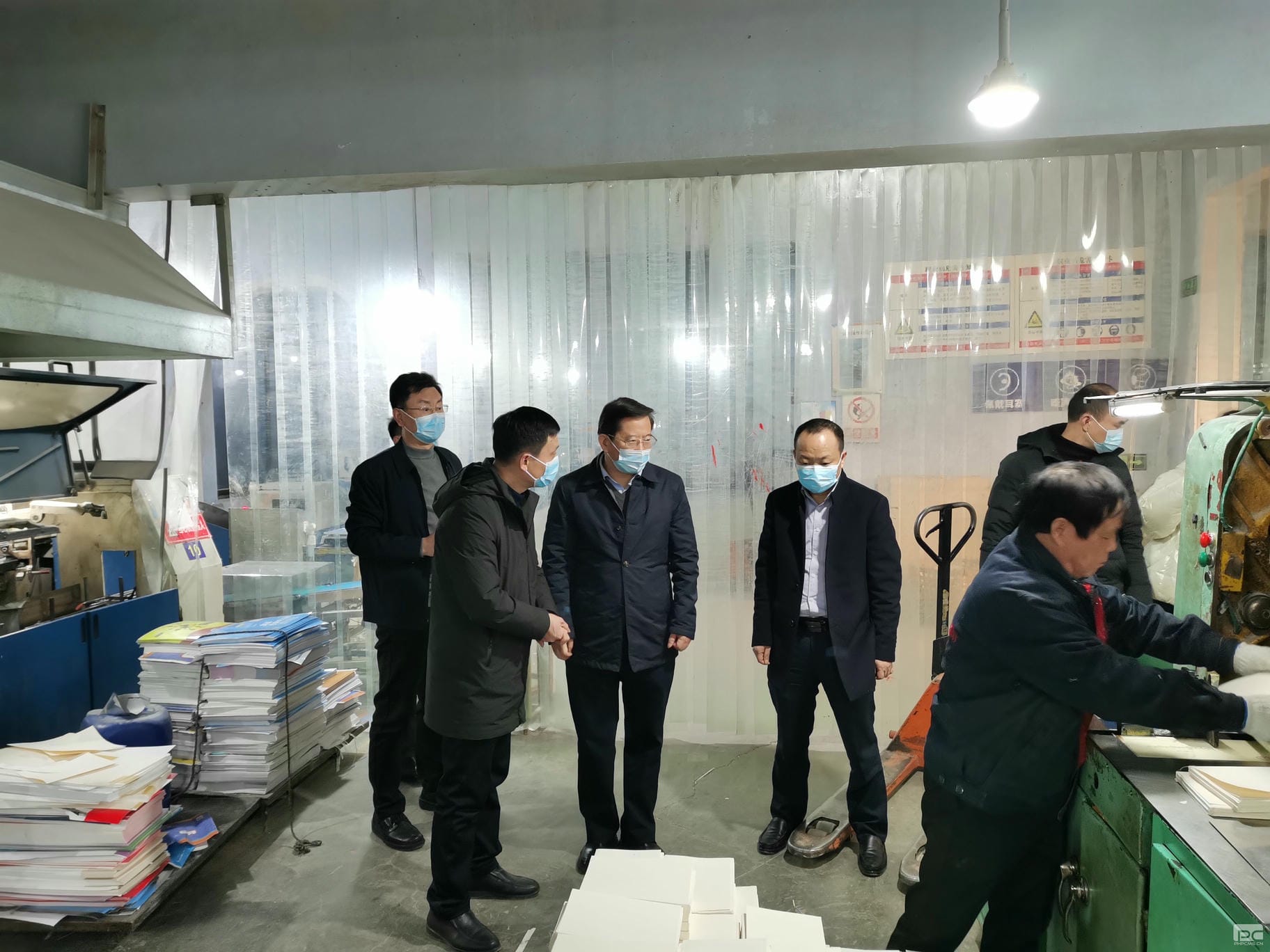 杜春茂到地创光电慰问生产一线员工_凯时凯时首页新闻_新闻中心_凯时凯时首页有限责任公司