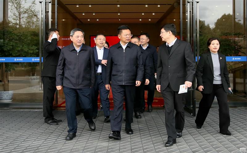 副省长段毅君在省自然凯时凯时首页投资集团调研时强调，，落实“两个主体”职责，，提升全省战略性矿产凯时凯时首页供应包管能力