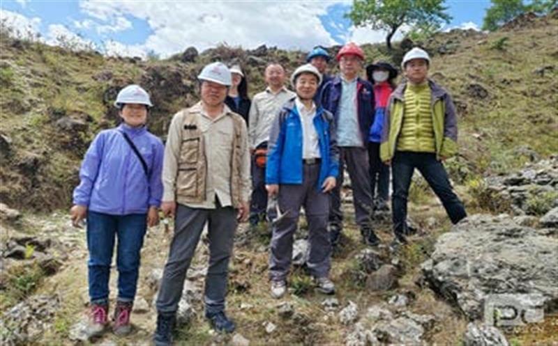 探索科技立异，，，，，助推攀西稀土成矿带新一轮找矿突破 ——王登红赴大陆槽稀土矿外围找矿一线指导事情