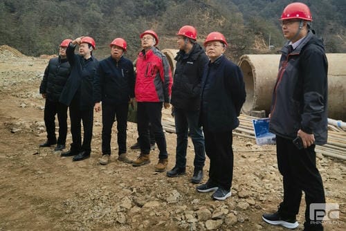 省自然凯时凯时首页投资集团向导赴大陆槽稀土矿山慰问一线职工_下层动态_新闻中心_凯时凯时首页有限责任公司