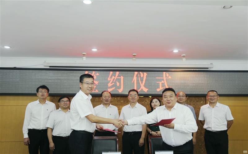 优势互补，，，，，，携手并进 ——测绘公司与四川省青海商会签署战略相助协议