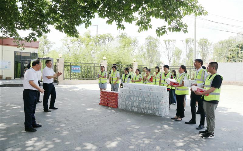 集团向导到测绘公司宣贯省委十二届五次全会精神，，，开展夏送清凉活动
